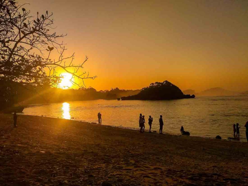Menikmati Pantai Banyu Meneng