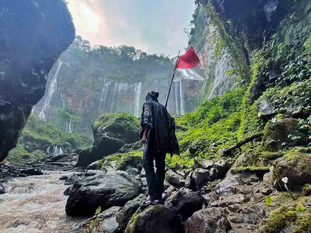 Merah Putih di Tumpak Sewu