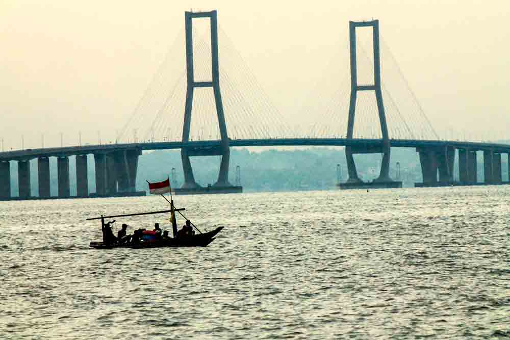 Perahu Melaju di Suramadu