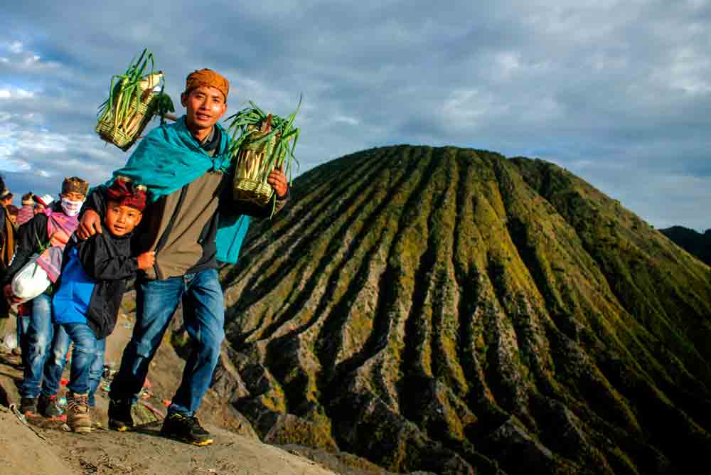 Membawa Sesaji