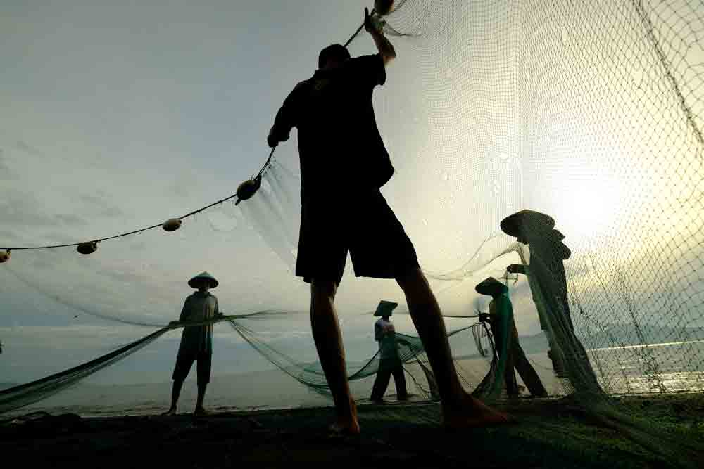 Menebar Jala di Pulau Santen