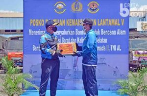 Pasmar 2 menyerahkan bantuan 12 truk berupa bahan makanan dan perlengkapan
