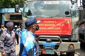Pasmar 2 menyerahkan bantuan 12 truk berupa bahan makanan dan perlengkapan