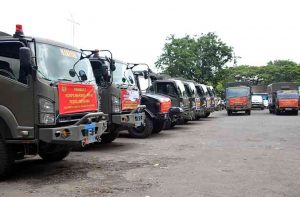Pasmar 2 menyerahkan bantuan 12 truk berupa bahan makanan dan perlengkapan