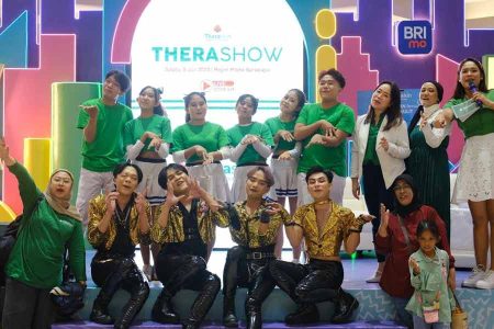 Therashow dengan tema 'Glowing ala Kpop Idol bersama Theraskin' di Royal Plaza Surabaya