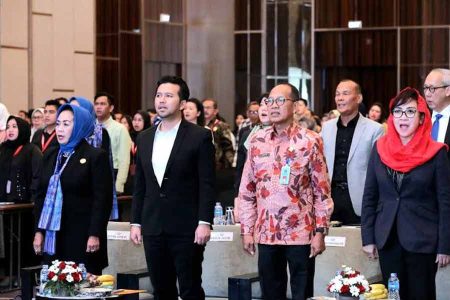 Emil Elestianto Dardak saat menghadiri Notaris Fest 2023 INI Fullday Seminar di Hotel Westin Surabaya