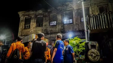 Rabu (19/12/2024) menjadi momen yang memilukan bagi warga penghuni Gedung Setan Surabaya. Atap tempat tinggal mereka, yang notabene sudah berusia lebih dari seabad roboh di tengah rintik gerimis petang itu. Alhasil, mereka terpaksa tinggal sementara untuk mengungsi di Balai RT dan Balai RW terdekat.