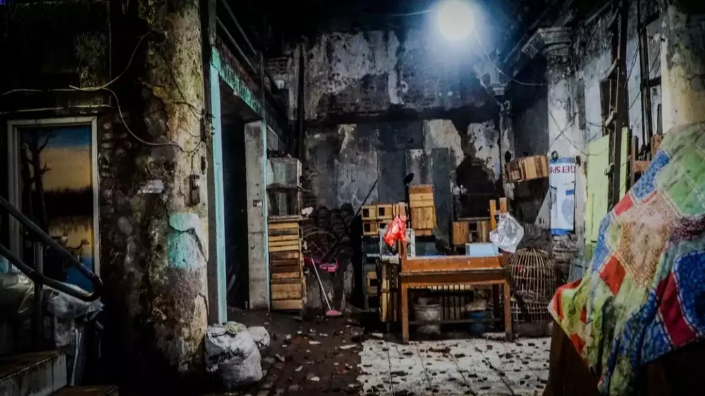 Salah satu sudut Gedung Setan tampak semrawut akibat banyaknya reruntuhan dari atap bangunan yang roboh. Usia bangunan yang sudah renta dan tak terawat membuat kondisinya cukup memprihatinkan.