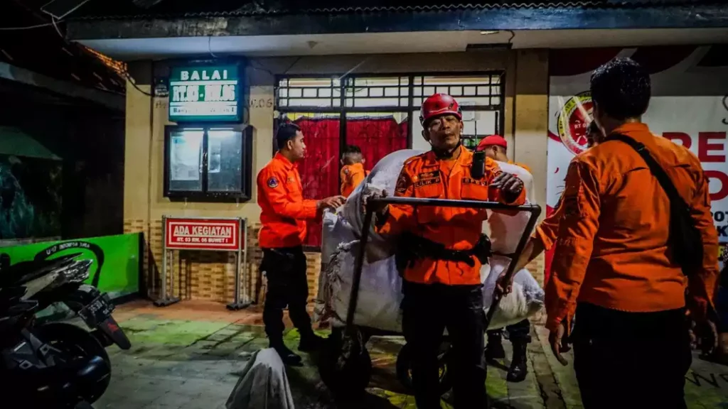 Beberapa petugas BPBD Kota Surabaya tengah mengantarkan bantuan logistik bagi para penghuni Gedung Sedang yang tengah berada di pengungsian. Ada sekitar 30 warga yang tinggal di Gedung Setan, tetapi tidak semua ke pengungsian karena bebrapa telah dijemput oleh keluarga.