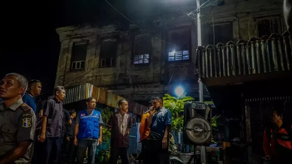 Petugas memanggil untuk pendataan parawarga gedung setan yang akan mengunungsi ataupun yang dijemput oleh pihak keluarga,