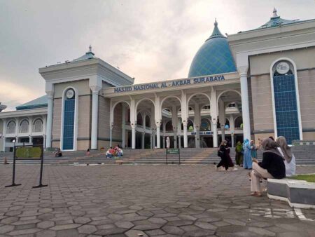 Masjid Al-Akbar Surabaya (foto: Hendro D. Laksono)