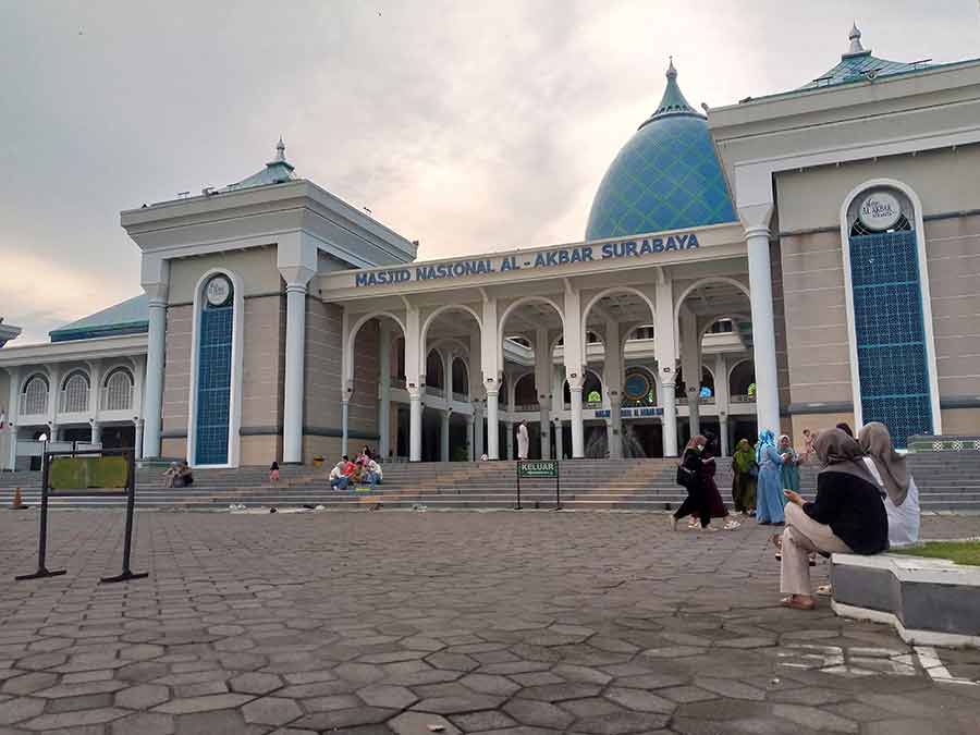 Ngabuburit Hari Pertama Puasa Ramadan di Masjid Al-Akbar Surabaya Masjid Al-Akbar Surabaya (foto: Hendro D. Laksono)