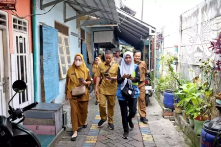Proses Verifikasi 5 Pilar STBM oleh Dinkes Jatim dan UNICEF di Surabaya Pemkot Surabaya bersama Tim Verifikator Dinkes Jatim dan UNICEF saat melakukan verifikasi lapangan (foto: istimewa)