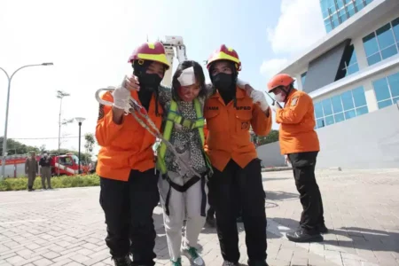 Pemkot Surabaya Gelar Simulasi Tanggap Bencana di RS Eka Candrarini Pemkot Surabaya gelar simulasi tanggap bencana di RS Eka Candrarini, latih kesiapsiagaan menghadapi kebakaran, gempa bumi, dan cuaca ekstrem.
