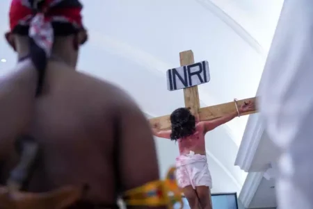 Perayaan Paskah di Gereja Katolik Santo Vincentius a Paulo Surabaya (foto: Roesdan Suriansyah)