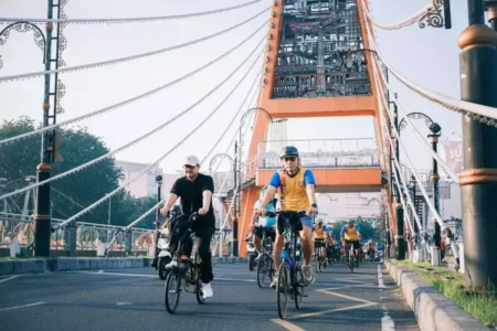 Pelindo dan Pemkot Surabaya Gelar Donor Darah dan Bike to Work, Dukung Kesehatan dan UMKM Lokal Pelindo dan Pemkot Surabaya gelar bike to work dan donor darah, libatkan 260 pendonor serta dorong UMKM lewat Batik Maritim dari eks-Kampung Dolly.