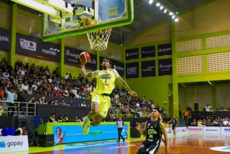 Foto: Laga Sengit Pacific Caesar vs Rans Simba dalam Indonesian Basketball League 2025 Surabaya Laga Pacific Caesar vs Rans Simba di IBL 2025 (foto: Roesdan Suriansyah)