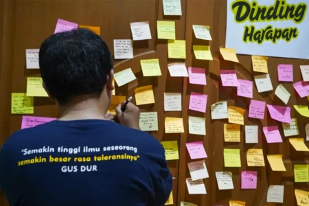 Tujuh Tahun Tragedi Bom Surabaya: Doa Lintas Iman dan Penanaman Pohon Simbol Harapan Peringatan 7 tahun tragedi bom Surabaya digelar dengan doa lintas iman dan penanaman pohon Ketapang Kencana sebagai simbol harapan dan perdamaian (foto: Roesdan Suriansyah/beritajatim.com)