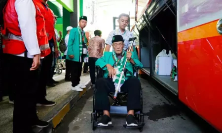Calon Jemaah Haji Kloter Pertama Tulungagung Tiba di Asrama Haji Sukolilo, Langsung Cek Kesehatan Sebanyak 380 calon jemaah haji kloter pertama asal Tulungagung tiba di Asrama Haji Sukolilo Surabaya (foto: Roesdan Suriansyah/beritajatim.com)