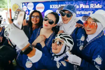 Arumi Bachsin Gaungkan Cinta Budaya Lewat Kebaya Day’s Fun Ride di Surabaya Arumi Bachsin ajak masyarakat lestarikan budaya lewat Kebaya Day’s Fun Ride Surabaya