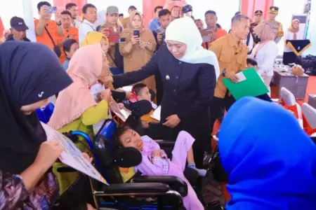 Gubernur Khofifah Salurkan Bansos Rp2,2 Miliar di Probolinggo Gubernur Khofifah salurkan bantuan sosial Rp2,2 miliar bagi warga Kota Probolinggo melalui program Roadshow Sapa Bansos.