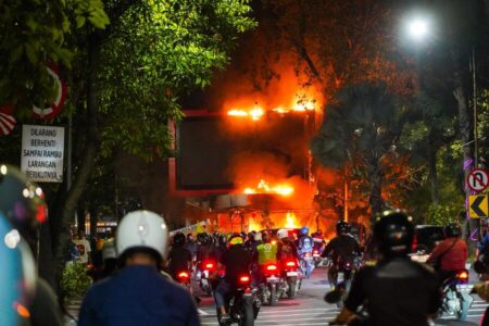 Kerusuhan Surabaya 29–30 Agustus 2025: Gedung Grahadi Terbakar, Kota Lumpuh Kerusuhan Surabaya 29–30 Agustus 2025 berujung pembakaran Gedung Grahadi dan pos polisi. Kota lumpuh akibat amarah massa.
