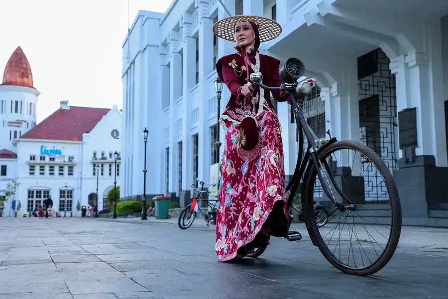 Dekranasda Surabaya dan Gita Orlin tampilkan koleksi batik khas Surabaya di In2MotionFest 2025, Jakarta.