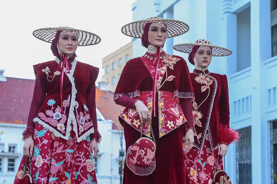 Dekranasda Surabaya dan Gita Orlin tampilkan koleksi batik khas Surabaya di In2MotionFest 2025, Jakarta.