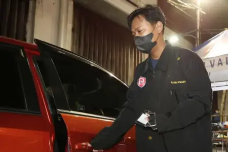 Dishub Surabaya luncurkan layanan parkir valet di Tunjungan Romansa untuk permudah parkir dan atasi kemacetan. Tarif mulai Rp10 ribu.
