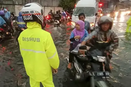 Banjir di Surabaya, Wali Kota Eri Cahyadi Minta Pembongkaran di Jalan Tanjungsari Wali Kota Surabaya Eri Cahyadi perintahkan pembongkaran bangunan yang menutupi saluran air di Jalan Tanjungsari untuk atasi genangan dan banjir.