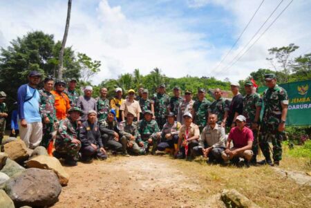 TNI Bangun Jembatan Gantung 80 Meter di Sukabumi untuk Percepat Mobilitas Warga TNI membangun jembatan gantung 80 meter di Sukabumi guna mempercepat mobilitas warga dan memulihkan akses antarwilayah.