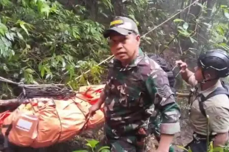 Menembus Medan Ekstrem Bulusaraung, Prajurit TNI Temukan Dua Korban Kecelakaan Pesawat ATR 42-500 Prajurit TNI Kodam XIV/Hasanuddin menemukan dua korban kecelakaan pesawat ATR 42-500 di Gunung Bulusaraung, Pangkep, di medan ekstrem.