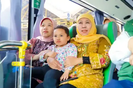 Perkuat Konektivitas Antarwilayah, Gubernur Khofifah Ajak Warga Manfaatkan Bus TransJatim Gubernur Khofifah mengajak masyarakat Jawa Timur memanfaatkan Bus TransJatim untuk memperkuat mobilitas, konektivitas wilayah, dan wisata.