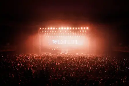 Westlife Sulap Surabaya Jadi Malam Gala Penuh Nostalgia Lewat Konser Orkestra