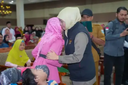 Khofifah Salurkan Bansos Rp16,1 Miliar untuk Warga Probolinggo, Percepat Pemulihan Pascabanjir Gubernur Khofifah salurkan bansos Rp16,1 miliar di Probolinggo untuk warga rentan dan percepatan pemulihan pascabanjir.